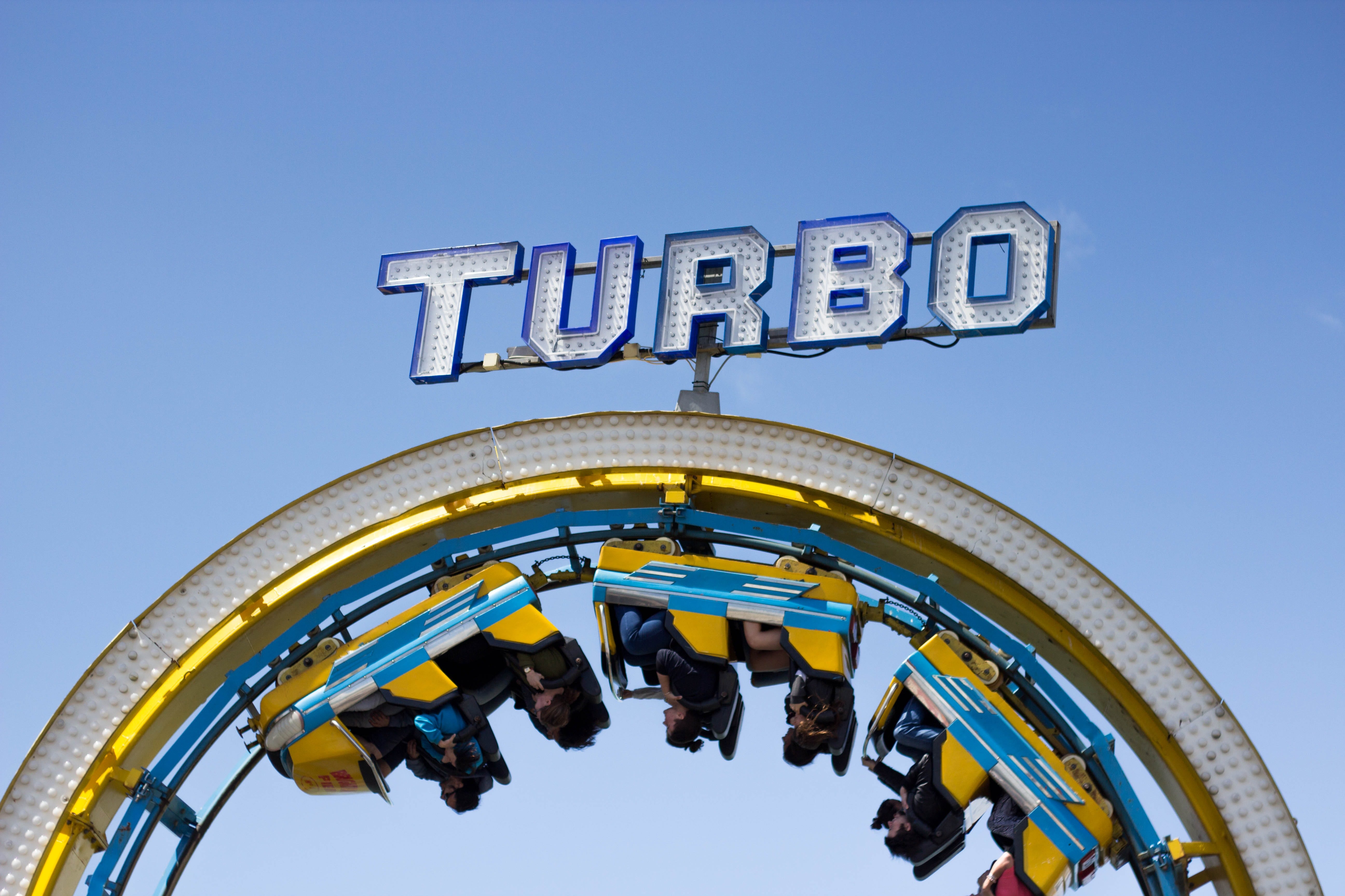 Turbo ride with people upside down