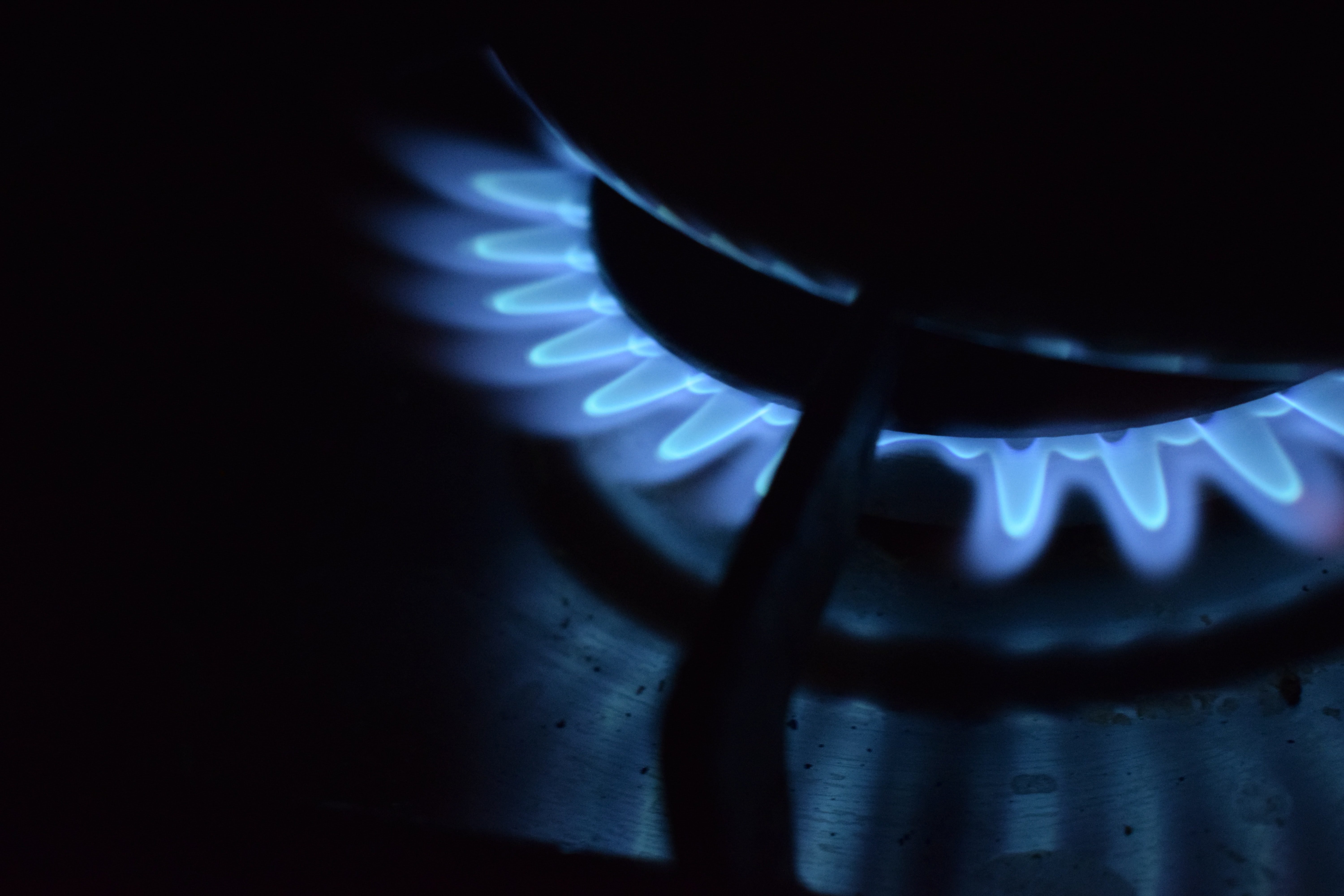 Gas hob with blue flames
